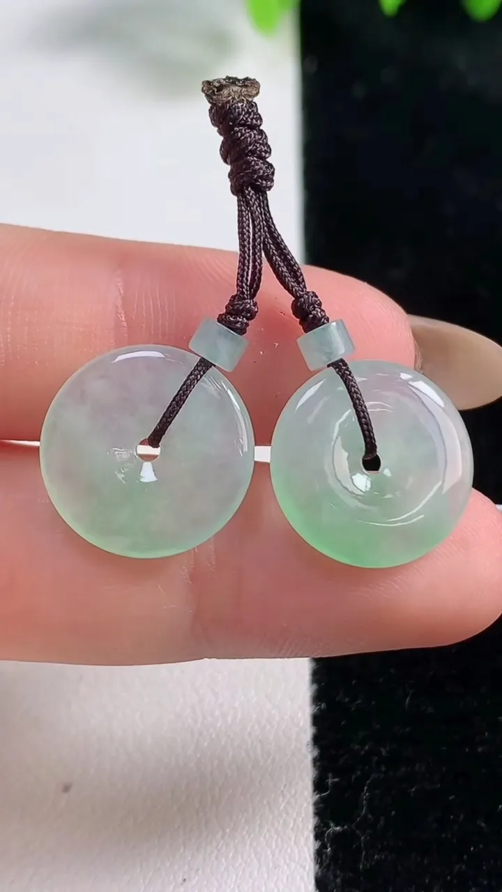 天然A货翡翠平安扣吊坠一对，尺寸15.2-2.6，重量:3.41g
10月31日