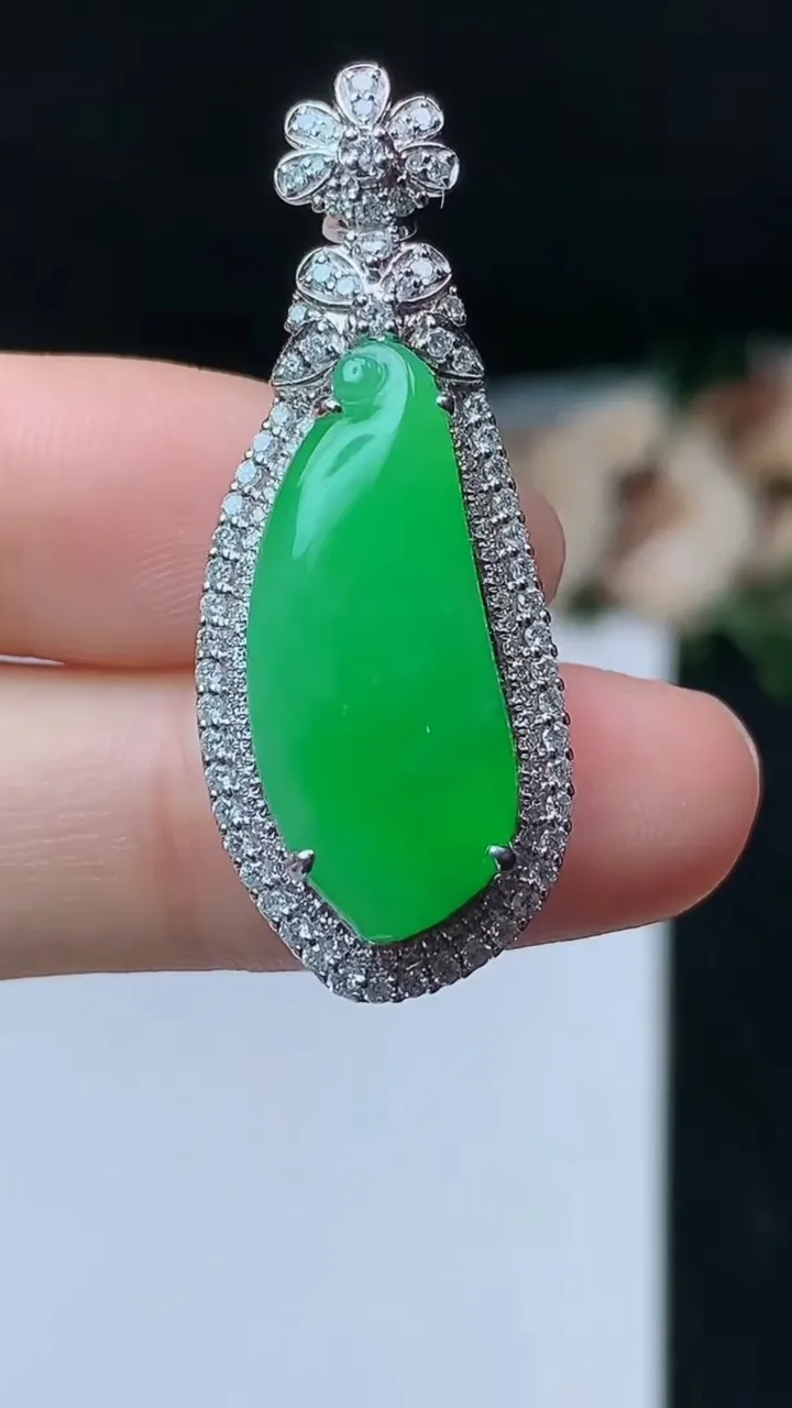 天然A货翡翠福瓜吊坠，尺寸38.3-14.8-10.2，裸石23.8-9.9，重量:8.00g
10月31日