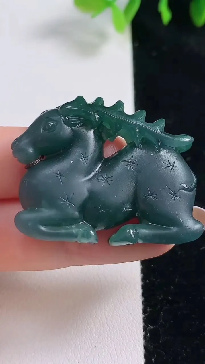 天然A货翡翠一路发 梅花鹿吊坠，尺寸29.8-36.4-10.8，重量:22.09g
10月31日