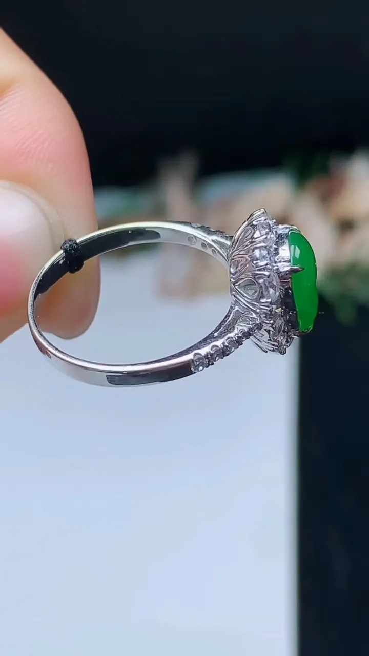 天然A货翡翠葫芦戒指，尺寸17-9.7-6.7，重量:2.95g2025年10月31日
工厂直销收藏佳品,种好水足，色泽均匀，有种有色，上手高大气！