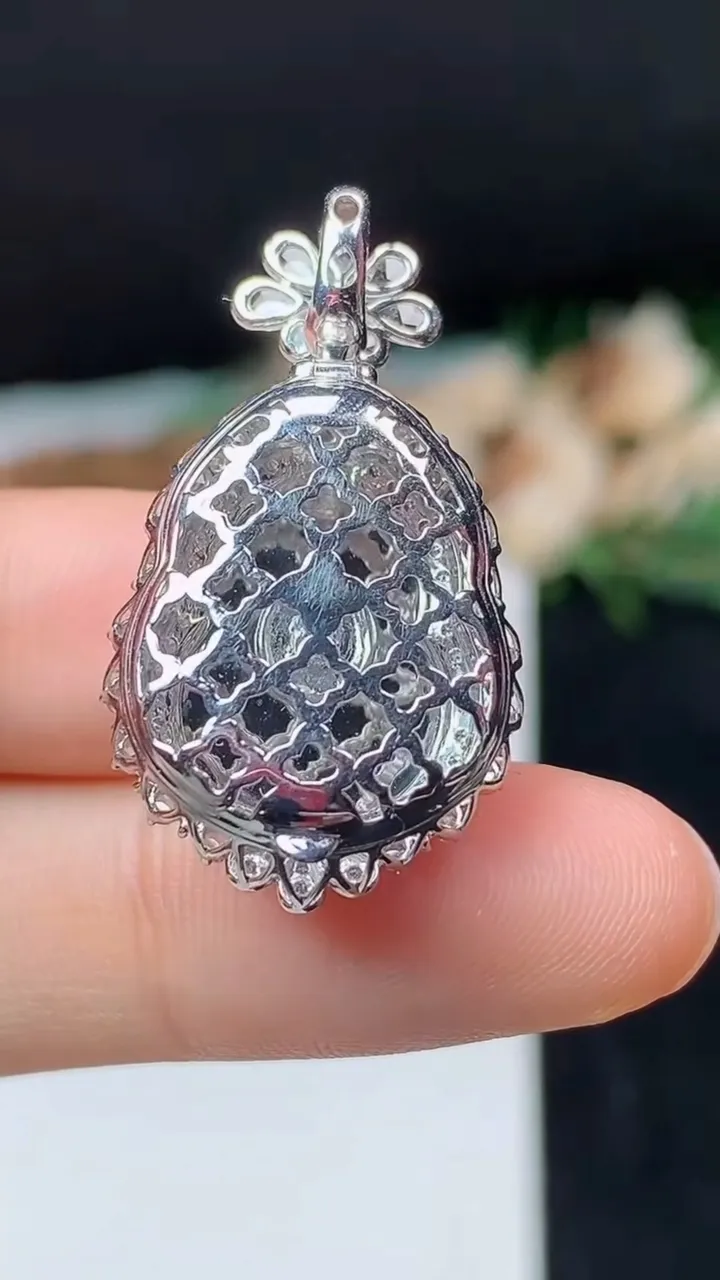 天然A货翡翠葫芦吊坠，尺寸32.4-17.8-12，裸石16.7-12，重量:5.50g
10月31日