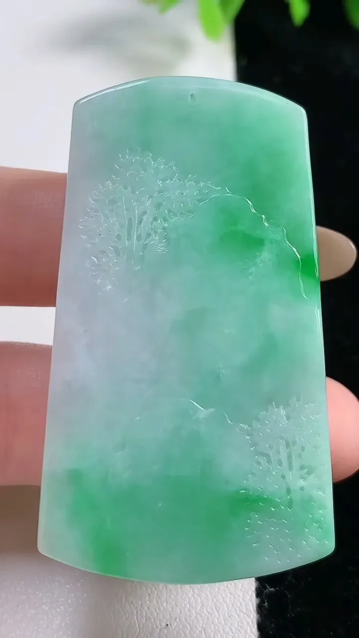 天然A货翡翠山水牌吊坠，尺寸55.5-31.4-6.6，重量:26.76g
10月31日