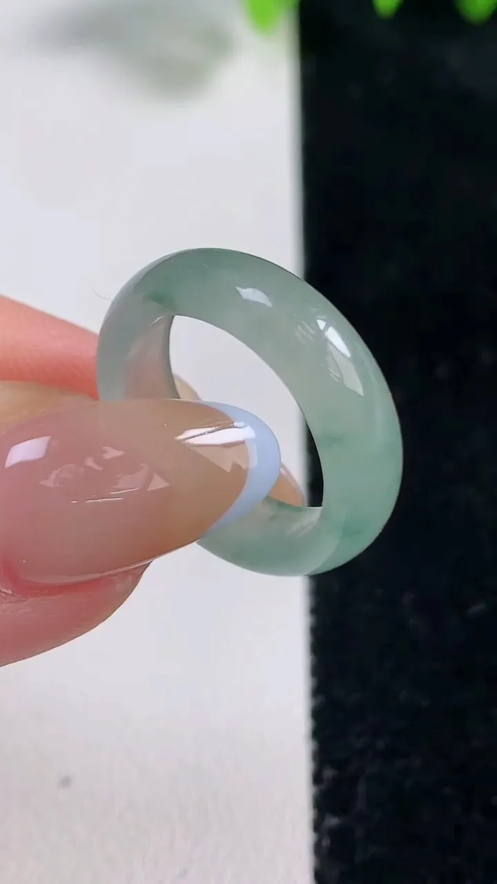 天然A货翡翠冰种飘花指环戒指，尺寸16.5-5.3-2.6，重量:3.04g2025年10月31日
