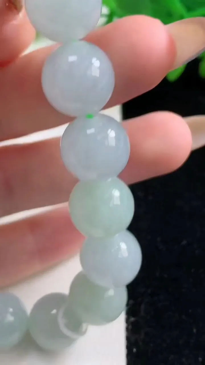 天然A货翡翠圆珠手串，尺寸12.4-16颗，重量:53.30g10月31日
工厂直销收藏佳品,种好水足，色泽均匀，有种有色，上手高大气！