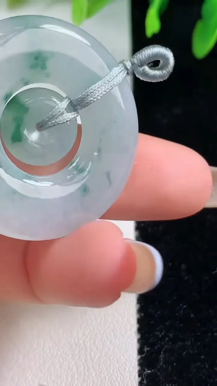 天然A货翡翠冰种飘花母子平安扣吊坠，尺寸34-4.7，重量:10.88g
10月31日