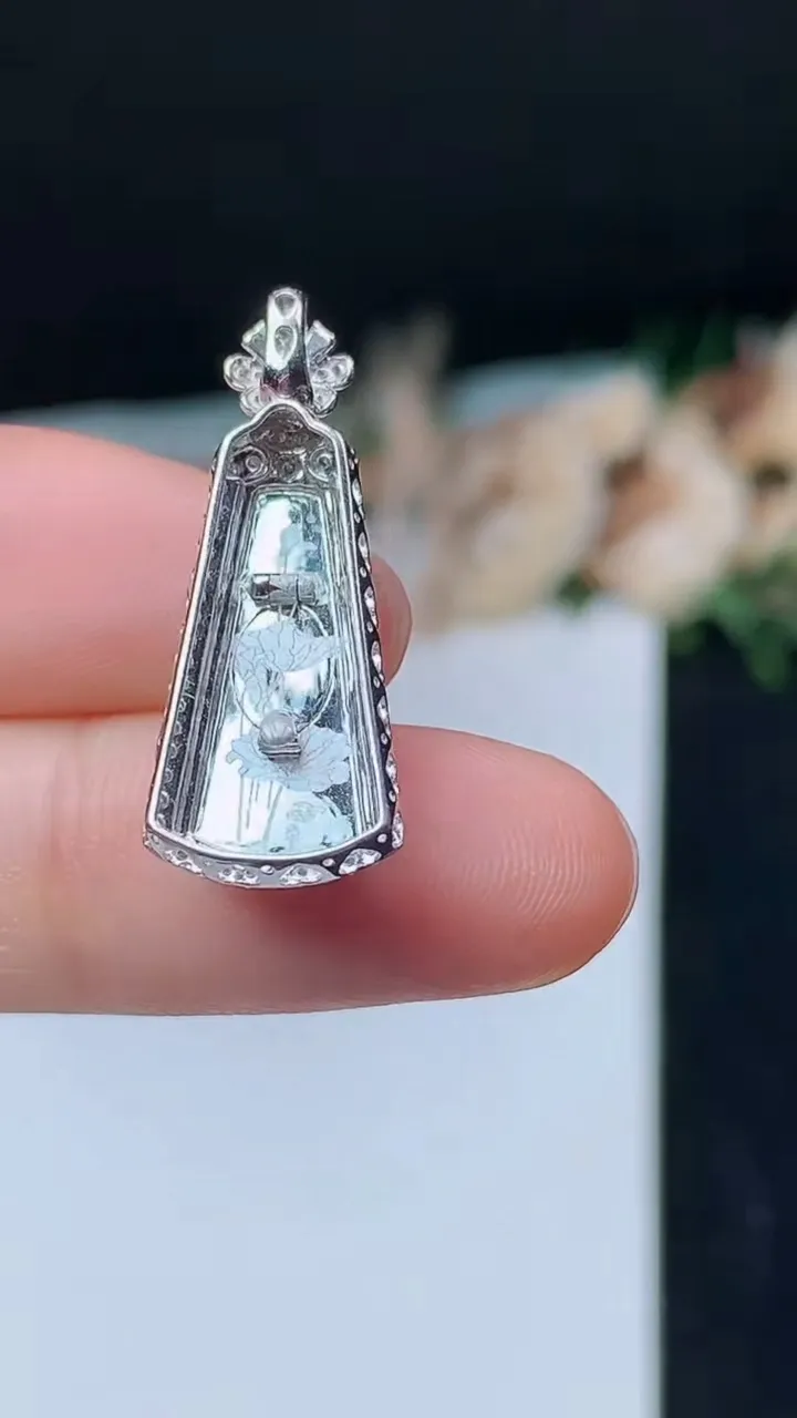 天然A货翡翠无事牌吊坠，尺寸27-10.8-6.4，裸石17.5-7.4，重量:2.21g
10月31日，重量:2.21g