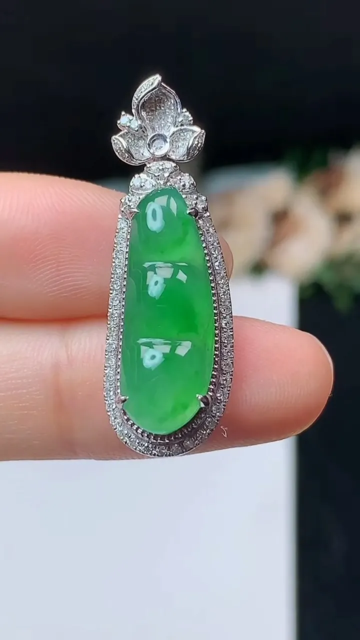 天然A货翡翠福豆吊坠，尺寸33.5-11.3-8.5，裸石21.4-7.8，重量:3.91g
10月31日