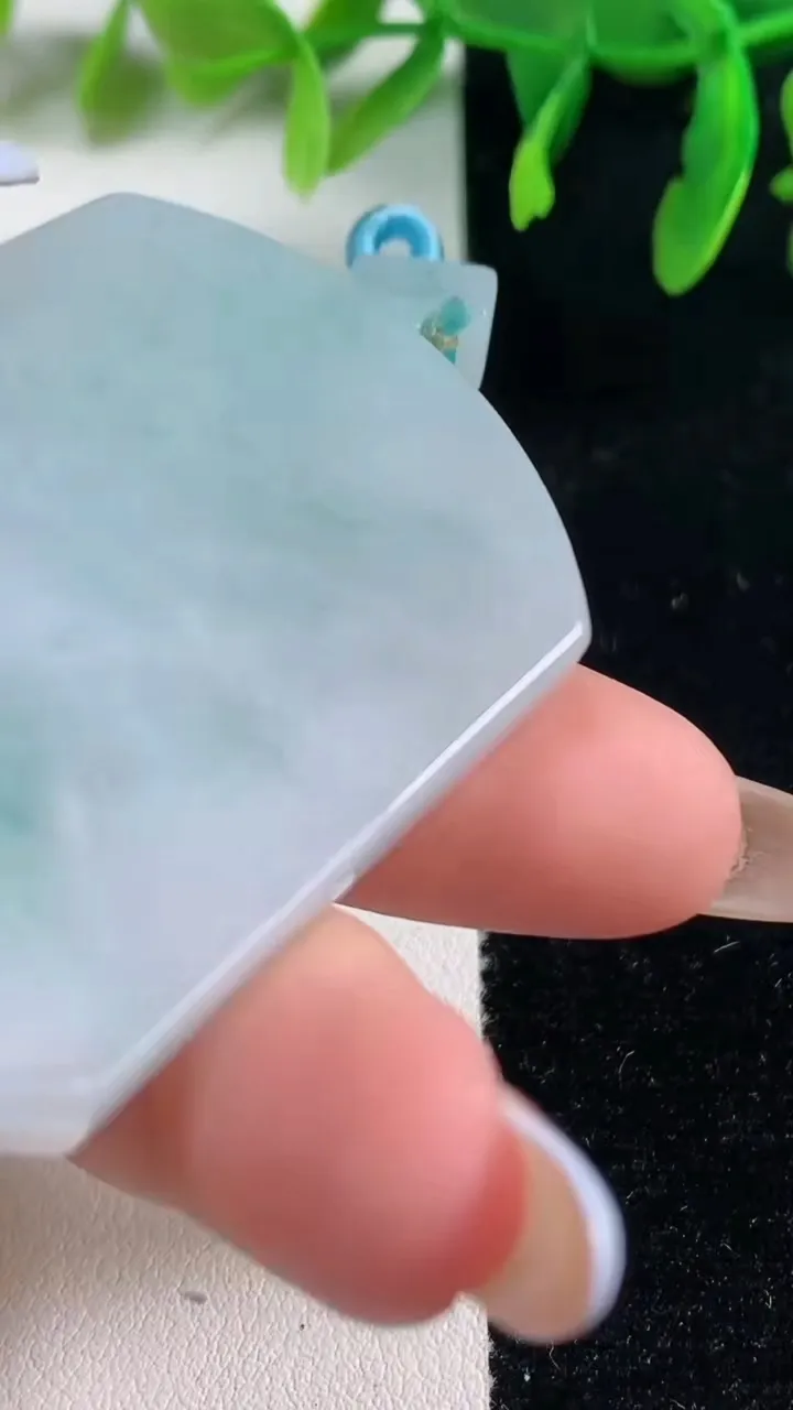 天然A货翡翠冰种飘花无事牌吊坠，尺寸52.5-38.8-6.2，重量:35.63g
10月31日