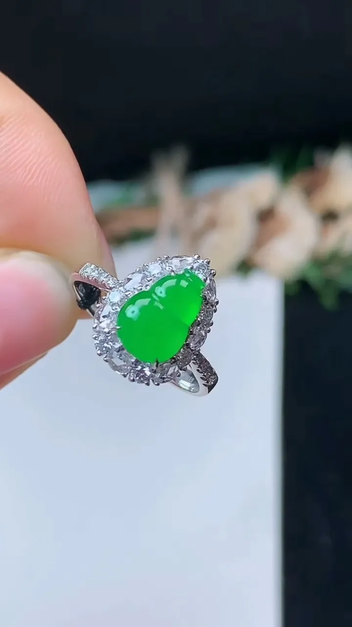 天然A货翡翠葫芦戒指，尺寸17-9.7-6.7，重量:2.95g2025年10月31日
工厂直销收藏佳品,种好水足，色泽均匀，有种有色，上手高大气！