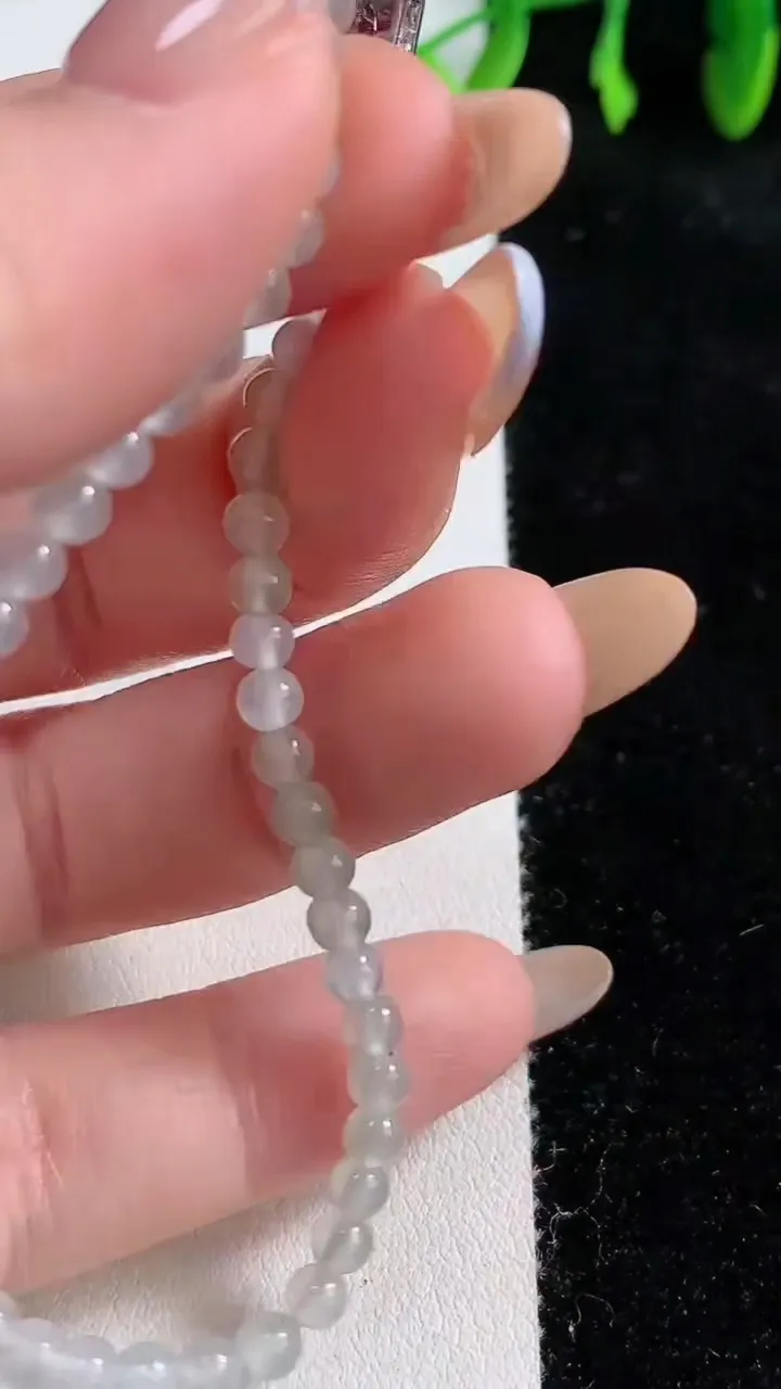 天然A货翡翠种飘花小米珠手串，尺寸3.7-50颗，重量:6.43g10月31日
工厂直销收藏佳品,种好水足，色泽均匀，有种有色，上手高大气！