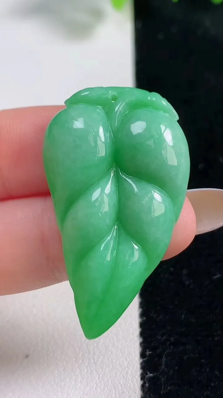 天然A货翡翠金枝玉叶 叶子吊坠，尺寸40-23-5.6，重量:8.00g
10月31日