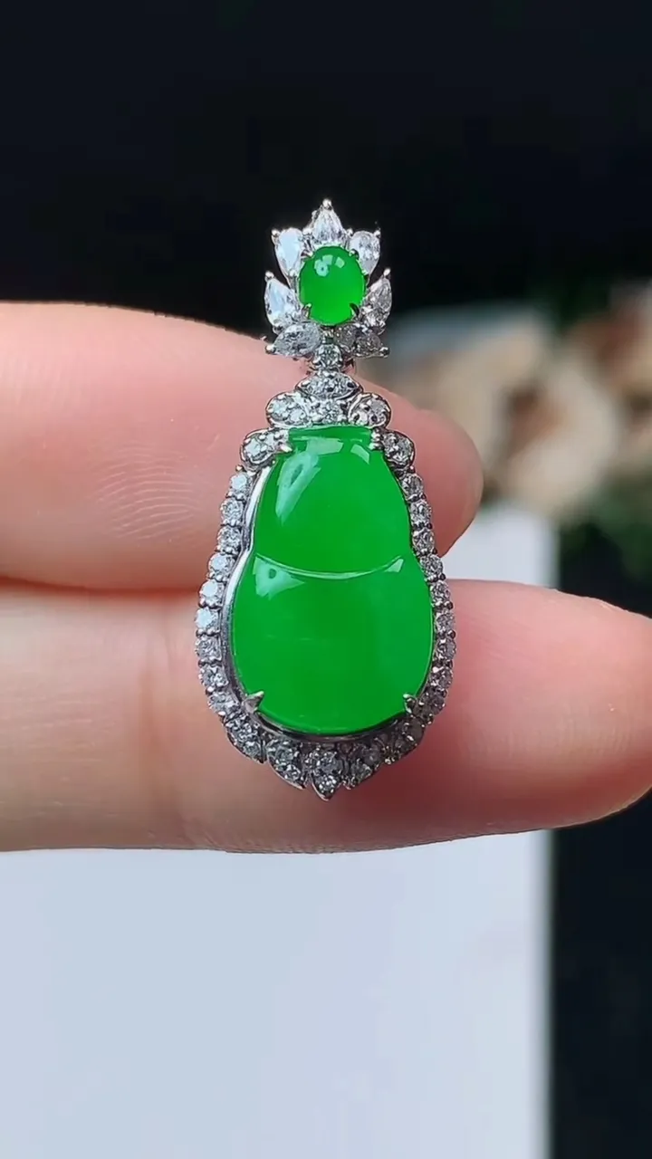 天然A货翡翠葫芦吊坠，尺寸26.9-11.7-8.6，裸石13.5-8.7，重量:3.52g
10月