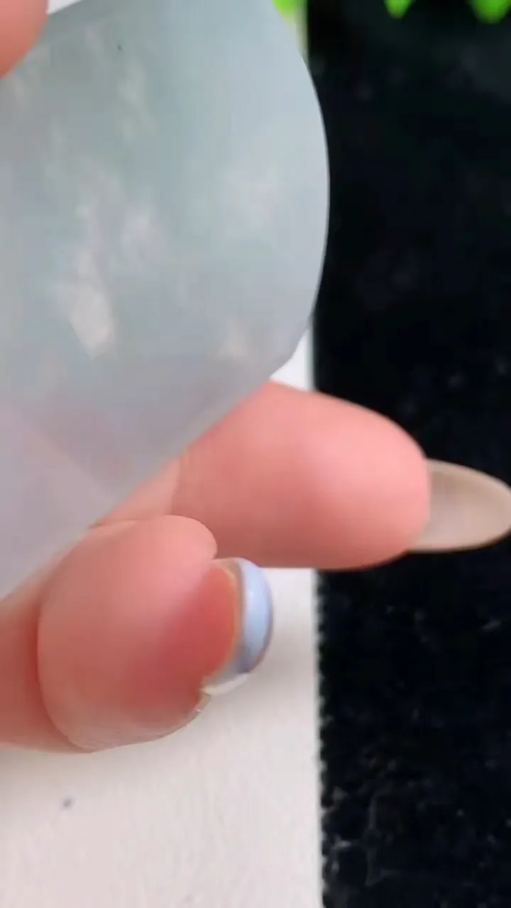 天然A货翡翠无事牌吊坠，尺寸52.2-38-4.2，重量:21.66g
10月31日