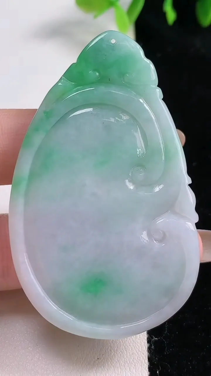 天然A货翡翠如意吊坠，尺寸63-35.7-6，重量:32.71g
10月31日