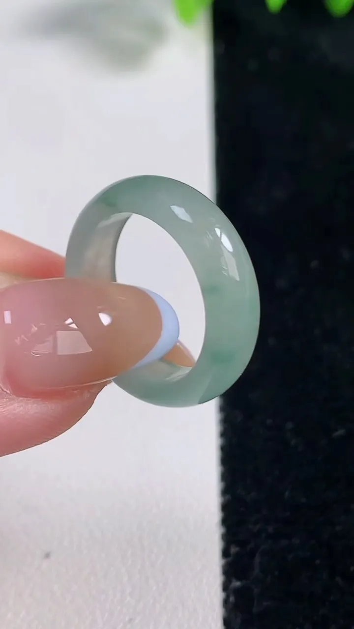 天然A货翡翠冰种飘花指环戒指，尺寸16.5-5.3-2.6，重量:3.04g2025年10月31日
工厂直销收藏佳品,种好水足，色泽均匀，有种有色，上手高大气！