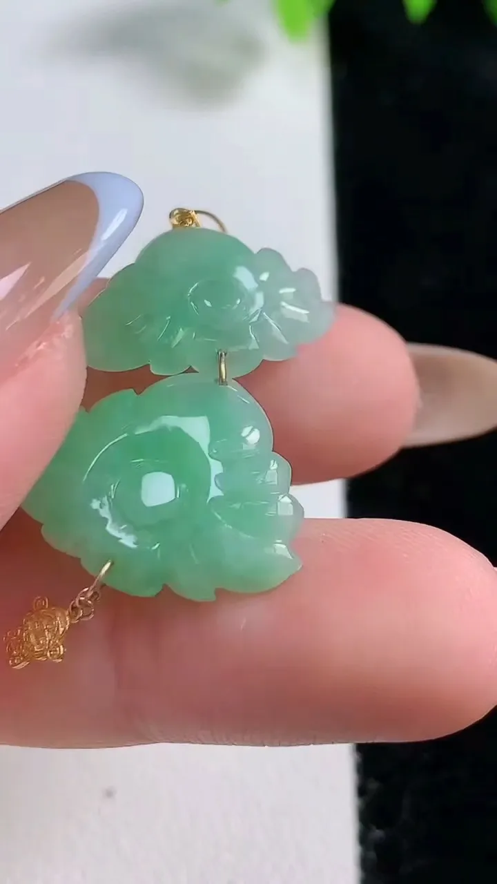 天然A货翡翠和和美美 荷花吊坠，尺寸32.7-17.8-4，重量:3.55g
10月31日