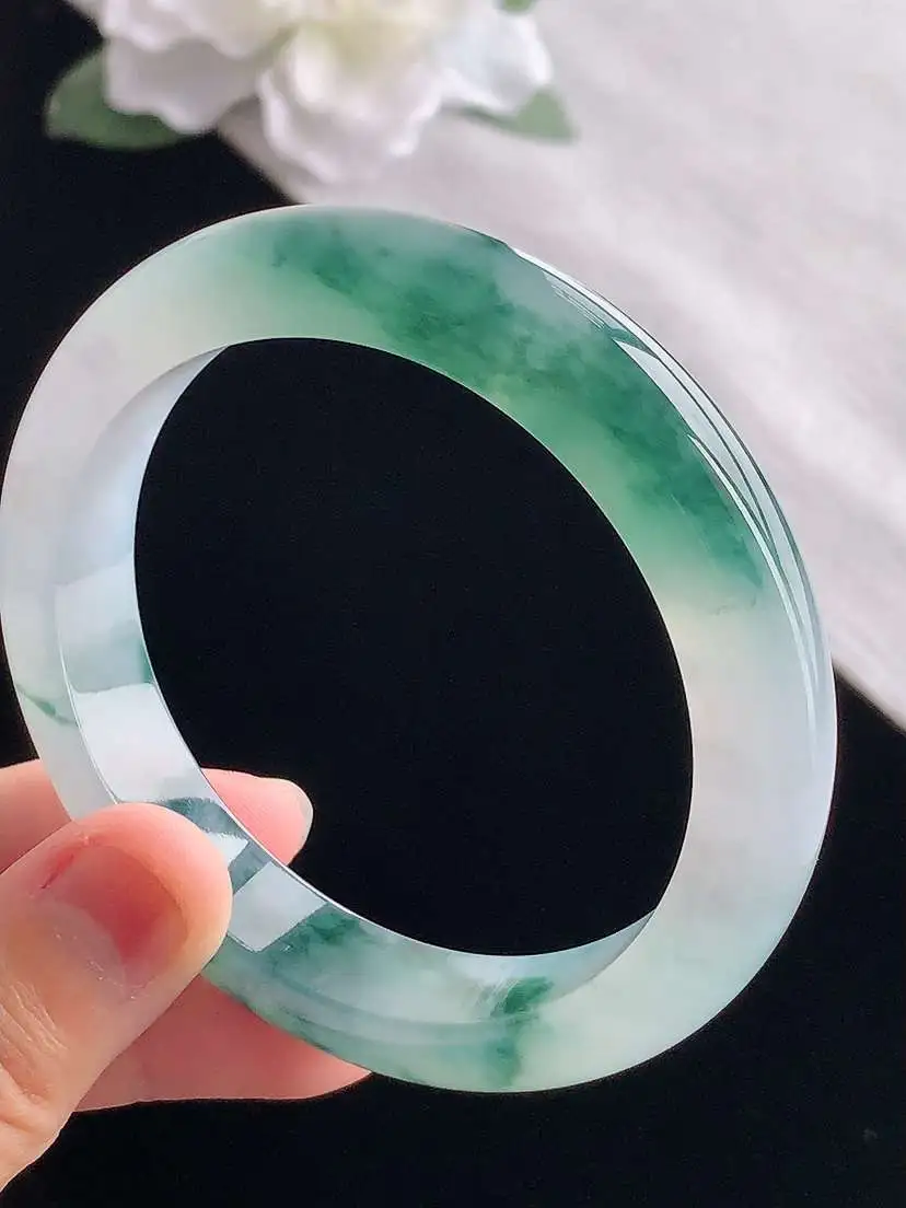 a货翡翠老坑冰种飘花正装正圈手镯57-58圈口  尺寸57.8×12.2×8.6mm 重量61.95