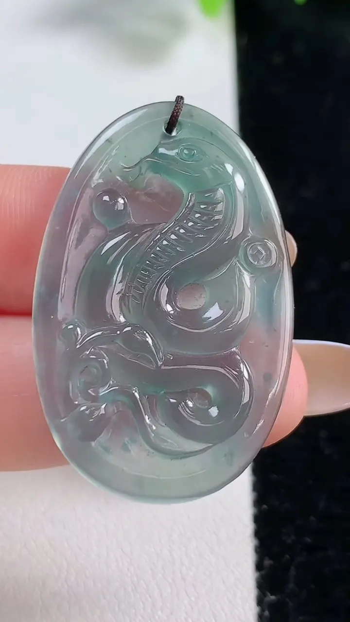 天然A货翡翠冰种蓝水生肖蛇吊坠，尺寸38.5-24.5-3.6，重量:6.79g
10月31日