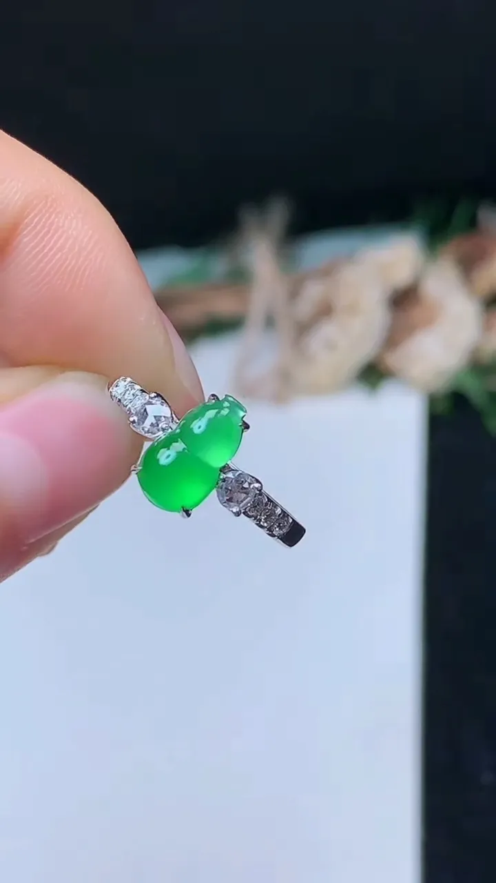 天然A货翡翠葫芦戒指，尺寸17-9.5-5.5，重量:2.27g2025年10月31日
工厂直销收藏佳品,种好水足，色泽均匀，有种有色，上手高大气！