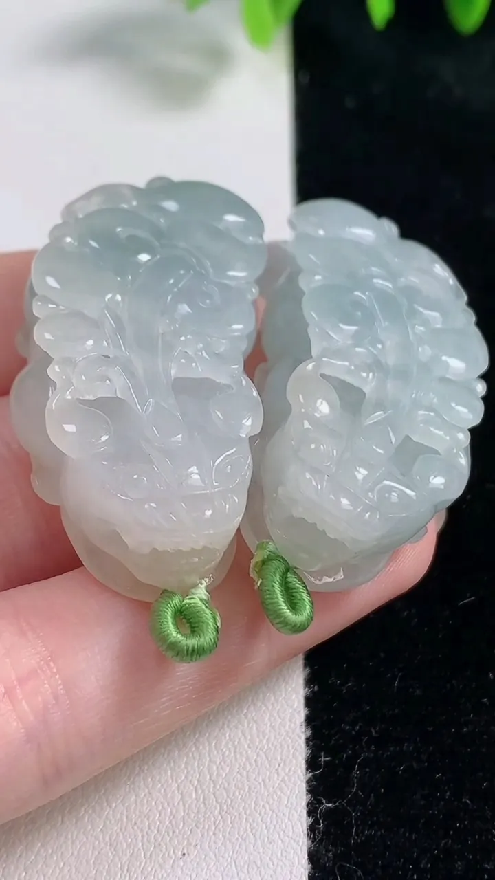 天然A货翡翠貔貅吊坠一对，尺寸41.7-21.2-11.8，重量:41.36g
10月31日