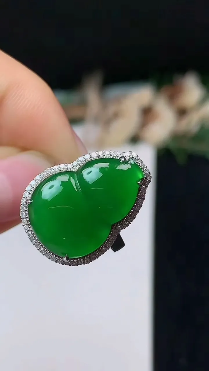 天然A货翡翠葫芦戒指，尺寸17-19-13.5，重量:4.84g2025年10月31日
工厂直销收藏佳品,种好水足，色泽均匀，有种有色，上手高大气！