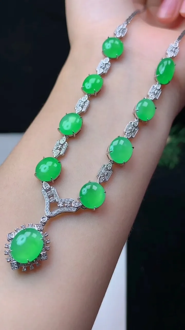 天然A货翡翠蛋面项链，尺寸9.7-8.3，重量:14.58g10月31日
工厂直销收藏佳品,种好水足，色泽均匀，有种有色，上手高大气！