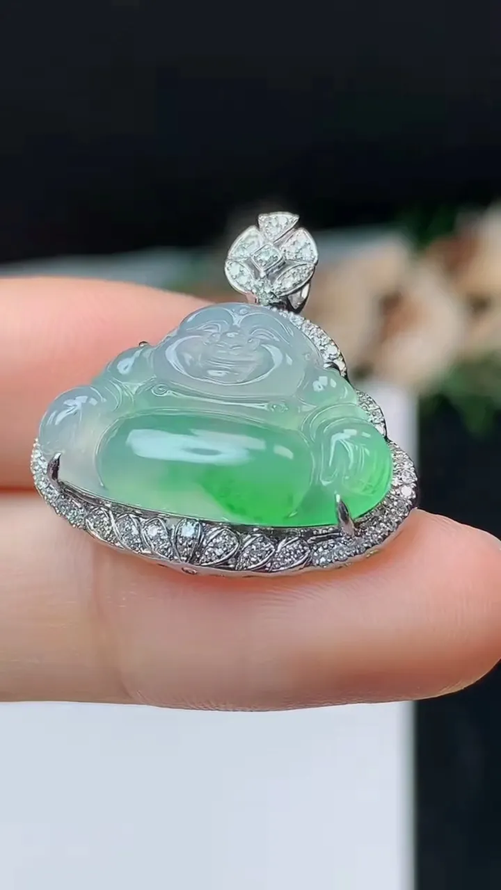 天然A货翡翠佛公吊坠，尺寸24-24-7.4，裸石13.9-21.6，重量:3.77g
10月31日，重量:3.77g