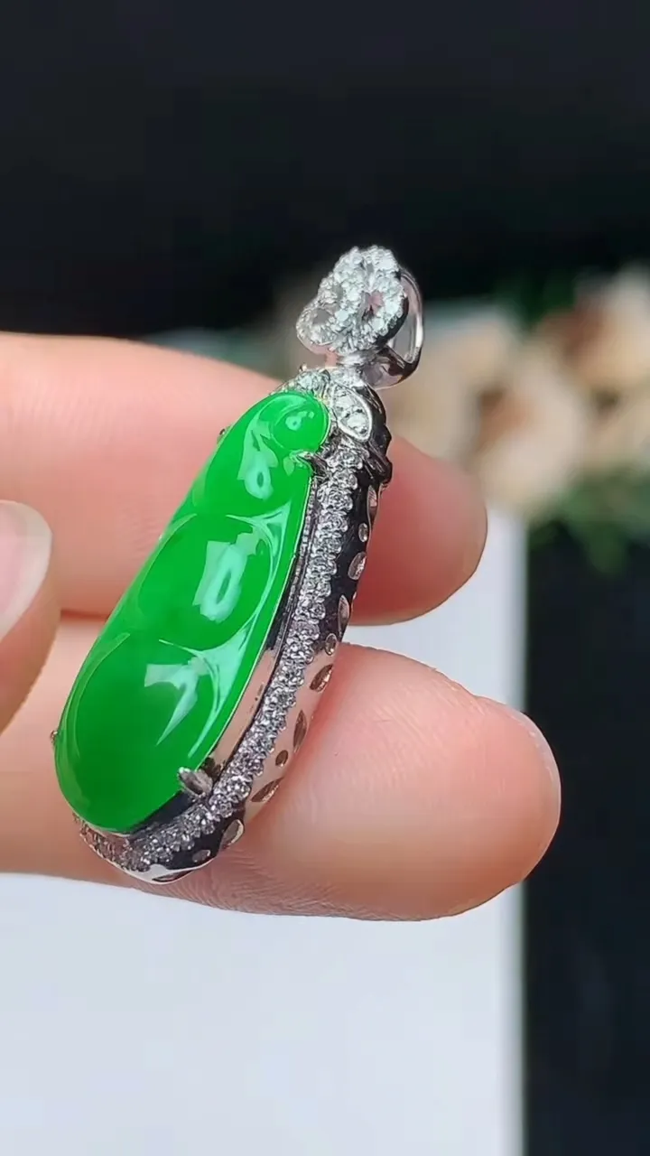 天然A货翡翠福豆吊坠，尺寸32-10.8-6.9，裸石21.8-9，重量:3.76g
10月31日