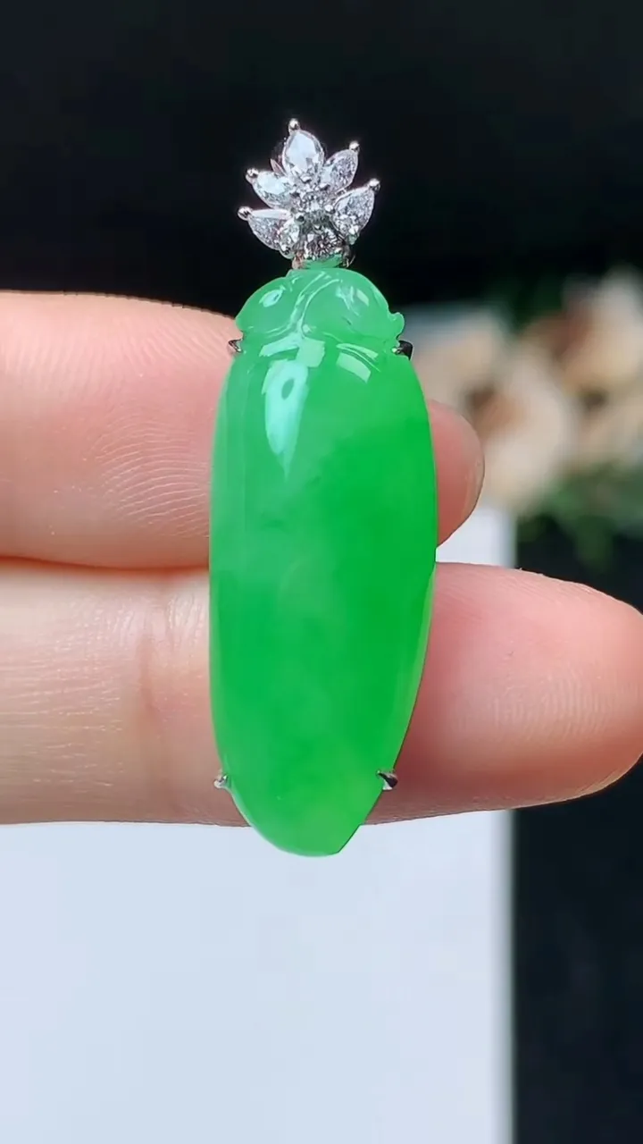 天然A货翡翠福瓜吊坠，尺寸26.9-10.6-7.7，重量:5.72g
10月31日