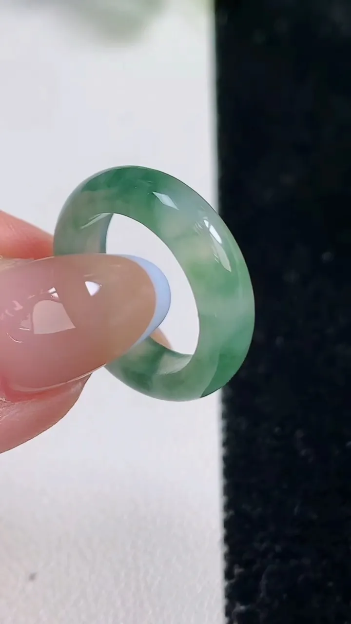 天然A货翡翠冰种飘花指环 戒指，尺寸15.4-4.7-2.8，重量:2.85g2025年10月31日