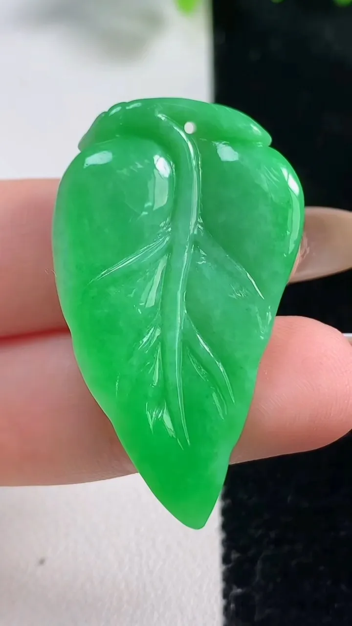 天然A货翡翠金枝玉叶 叶子吊坠，尺寸40-23-5.6，重量:8.00g
10月31日