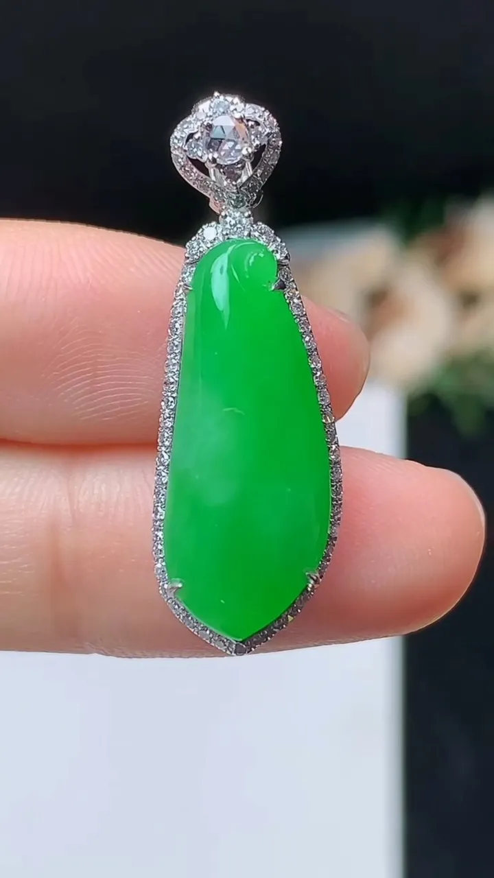 天然A货翡翠福瓜吊坠，尺寸31.9-10.7-7.2，裸石22.3-9
10月31日