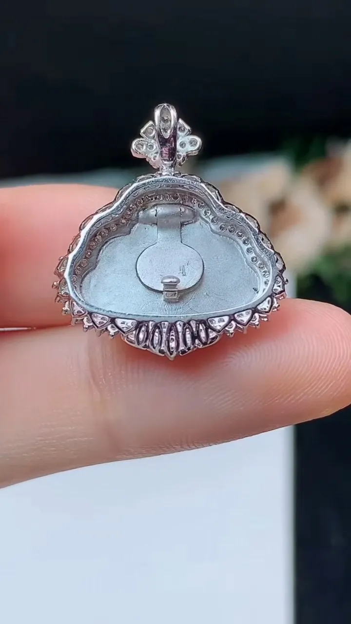 天然A货翡翠佛公吊坠，尺寸22.9-20.7-6.8，裸石11.4-16.5，重量:3.41g
10月31日