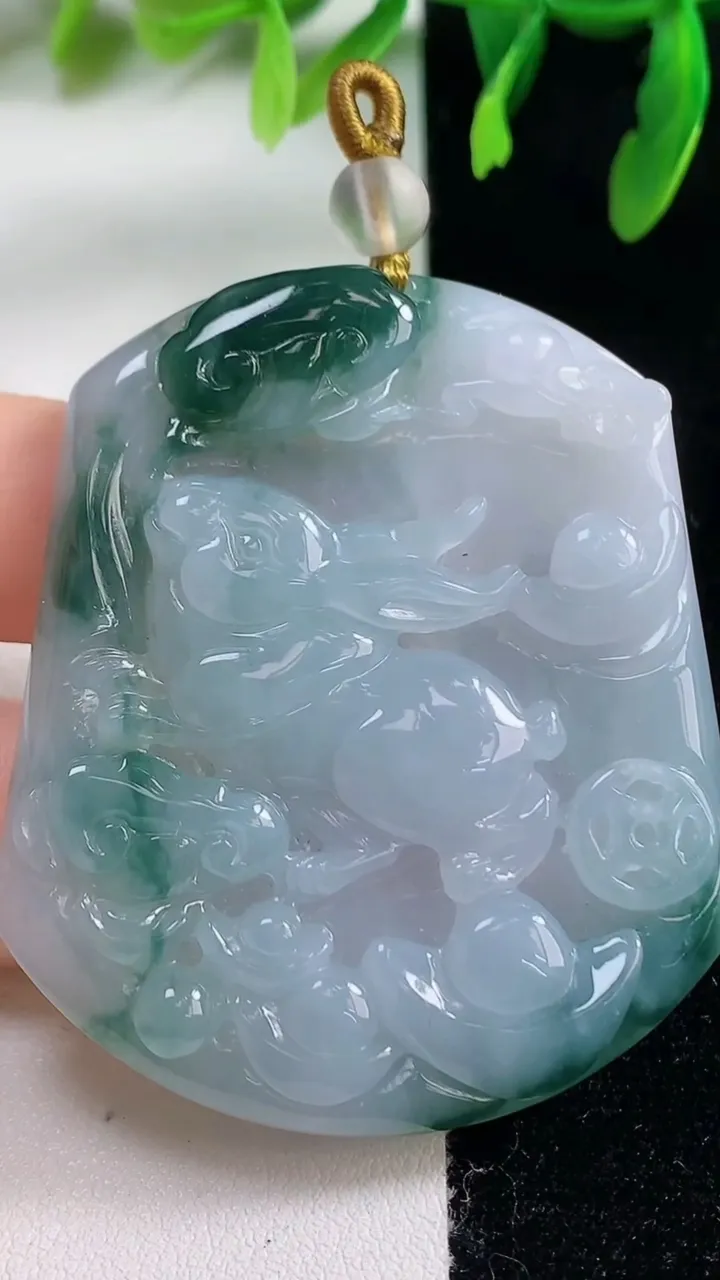 天然A货翡翠冰种飘花生肖兔吊坠，尺寸52.8-45.4-6，重量:28.29g
10月31日
