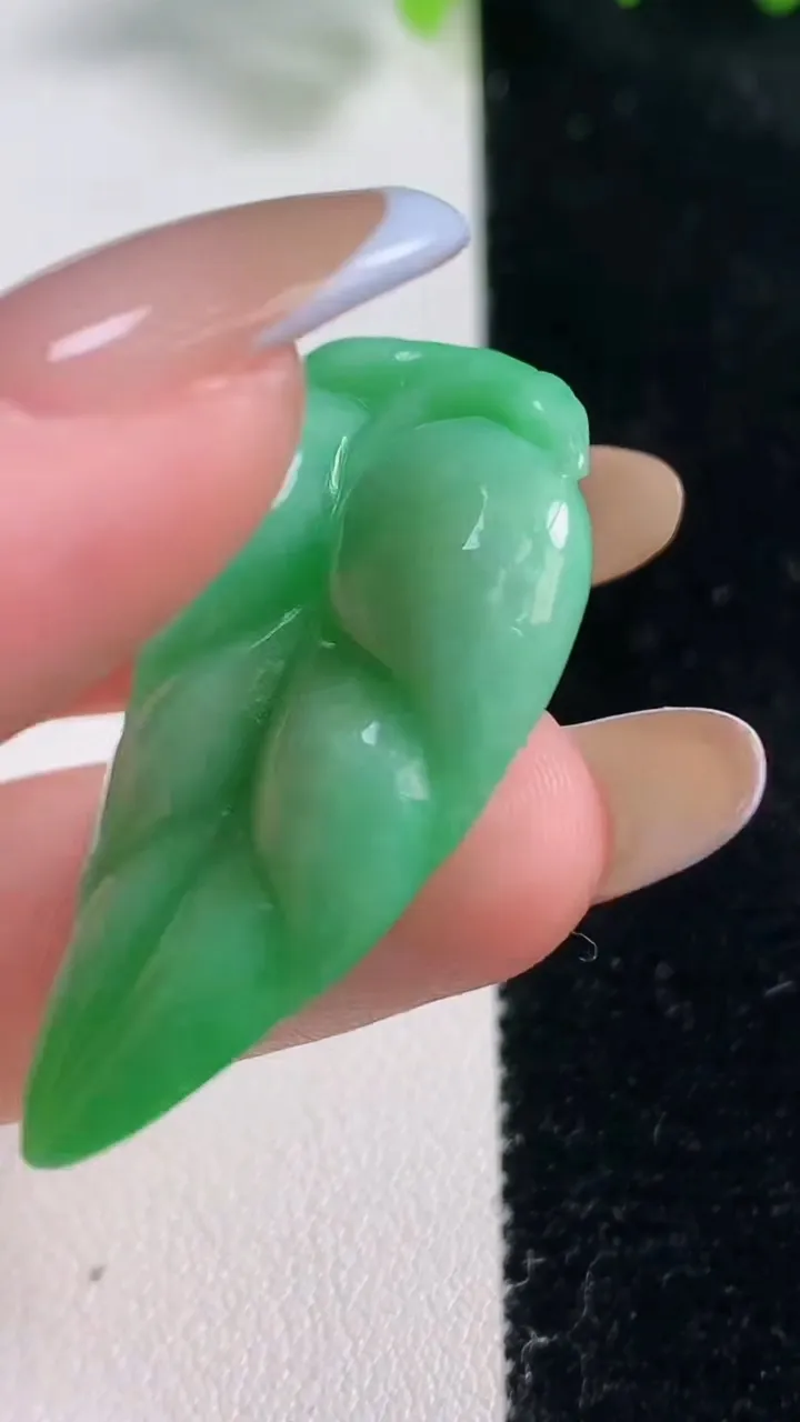 天然A货翡翠金枝玉叶 叶子吊坠，尺寸40-23-5.6，重量:8.00g
10月31日