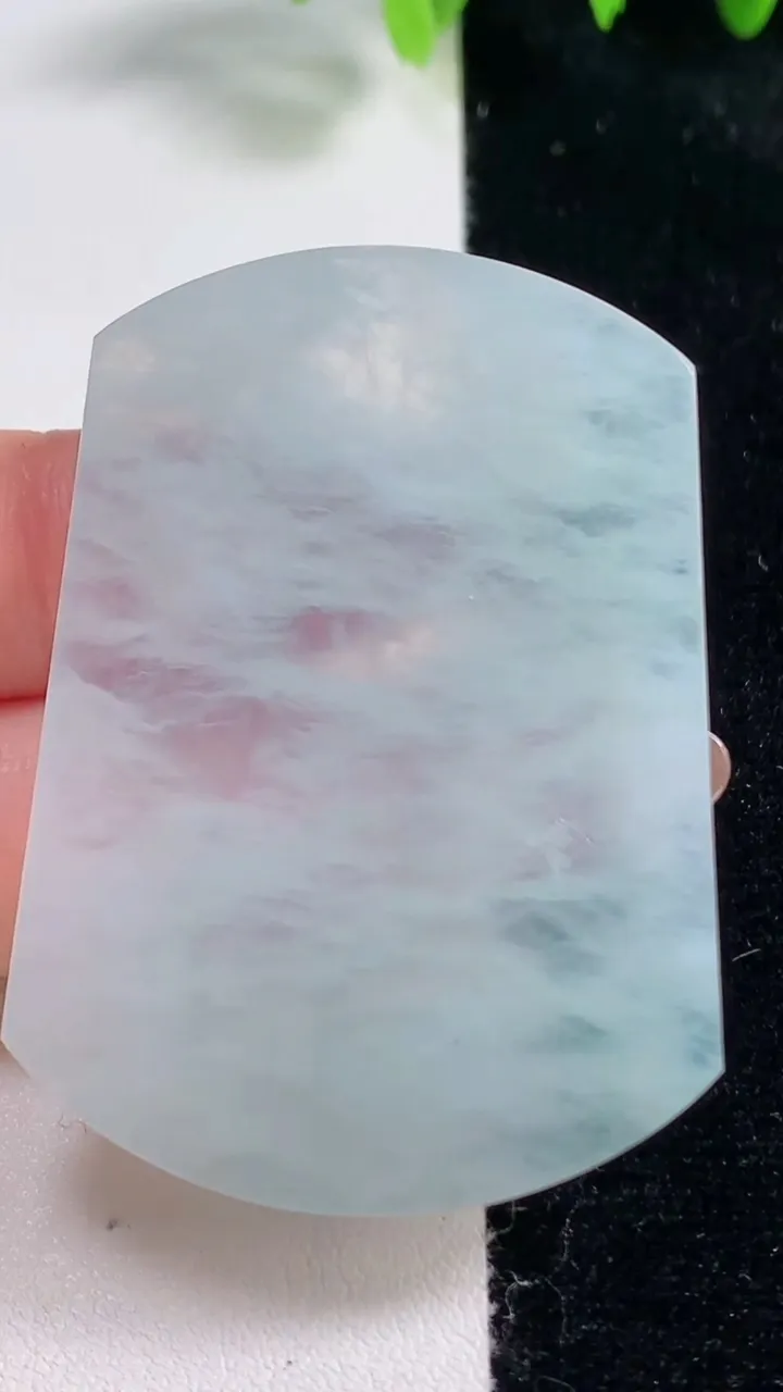 天然A货翡翠无事牌吊坠，尺寸52.2-38-4.2，重量:21.66g
10月31日