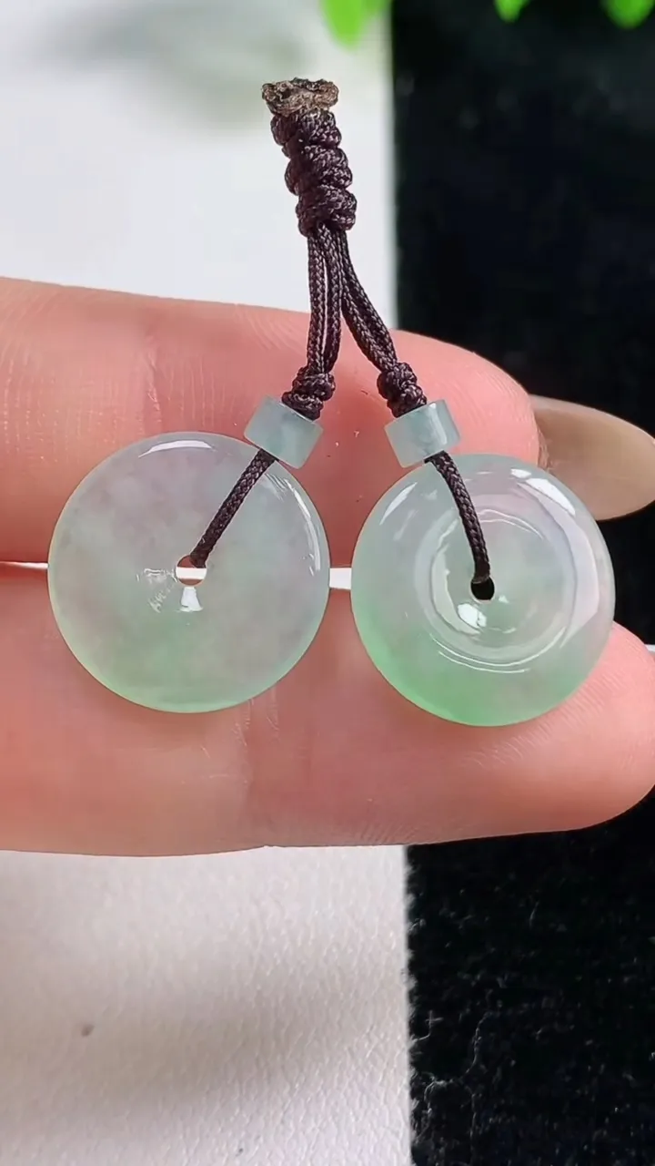 天然A货翡翠平安扣吊坠一对，尺寸15.2-2.6，重量:3.41g
10月31日