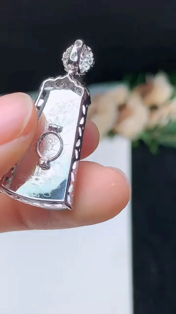 天然A货翡翠无事牌吊坠，尺寸23-14-5.9，重量:4.57g
10月31日