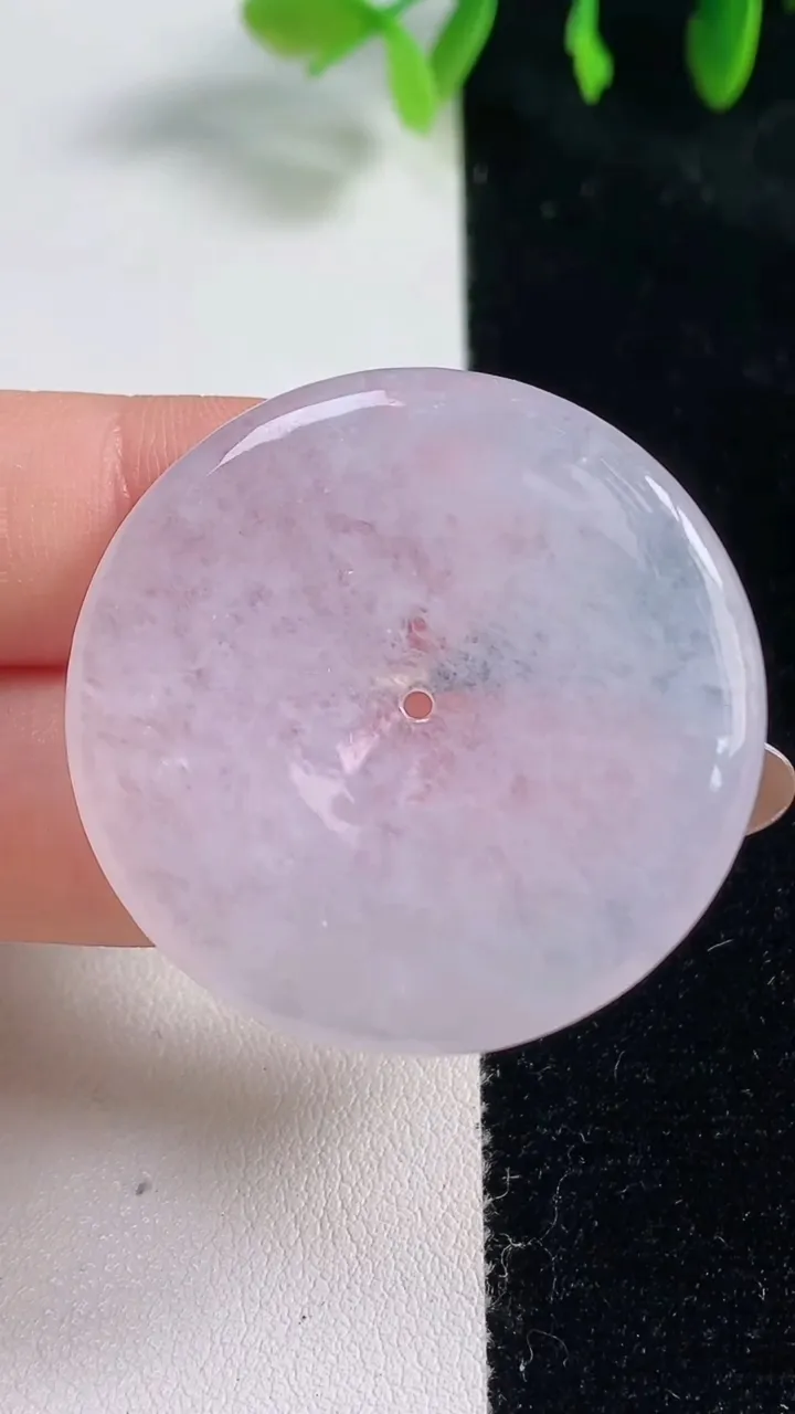 天然A货翡翠平安扣吊坠，尺寸37.6-5，重量:15.23g
10月31日