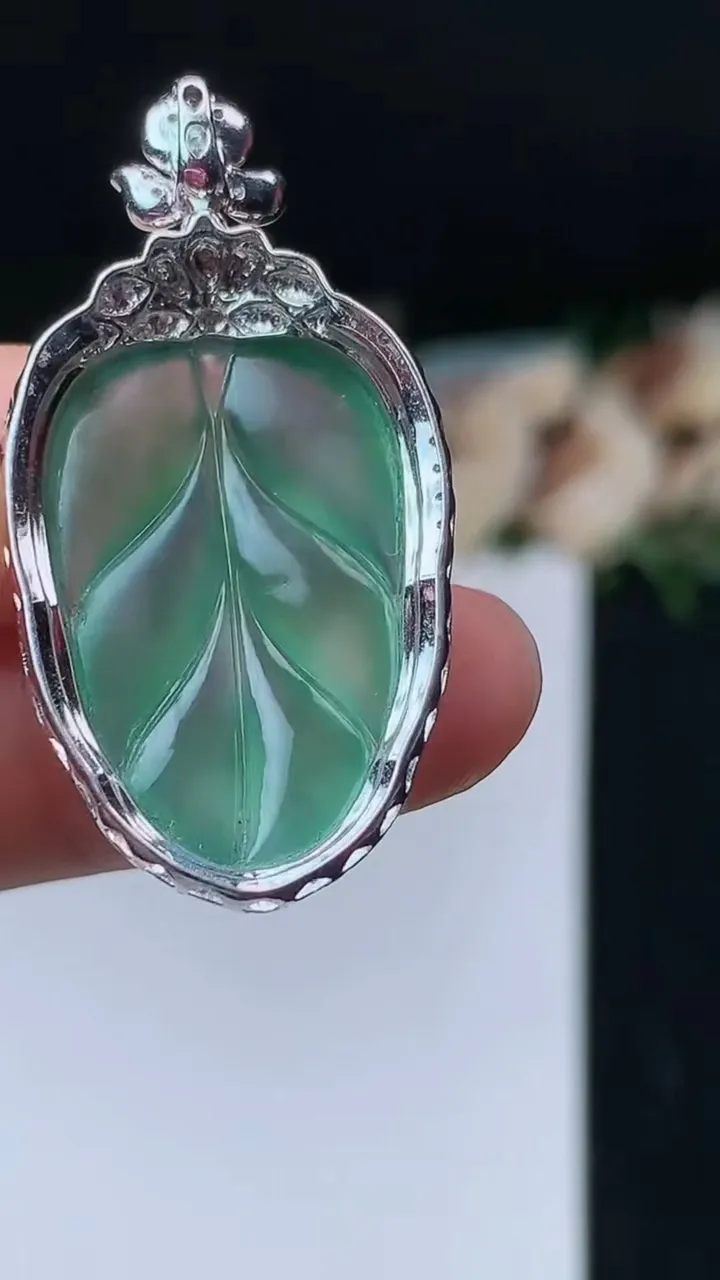 天然A货翡翠金枝玉叶 叶子吊坠，尺寸39.8-20.6-8.2，裸石25.6-16.7，重量:5.22g
10月31日