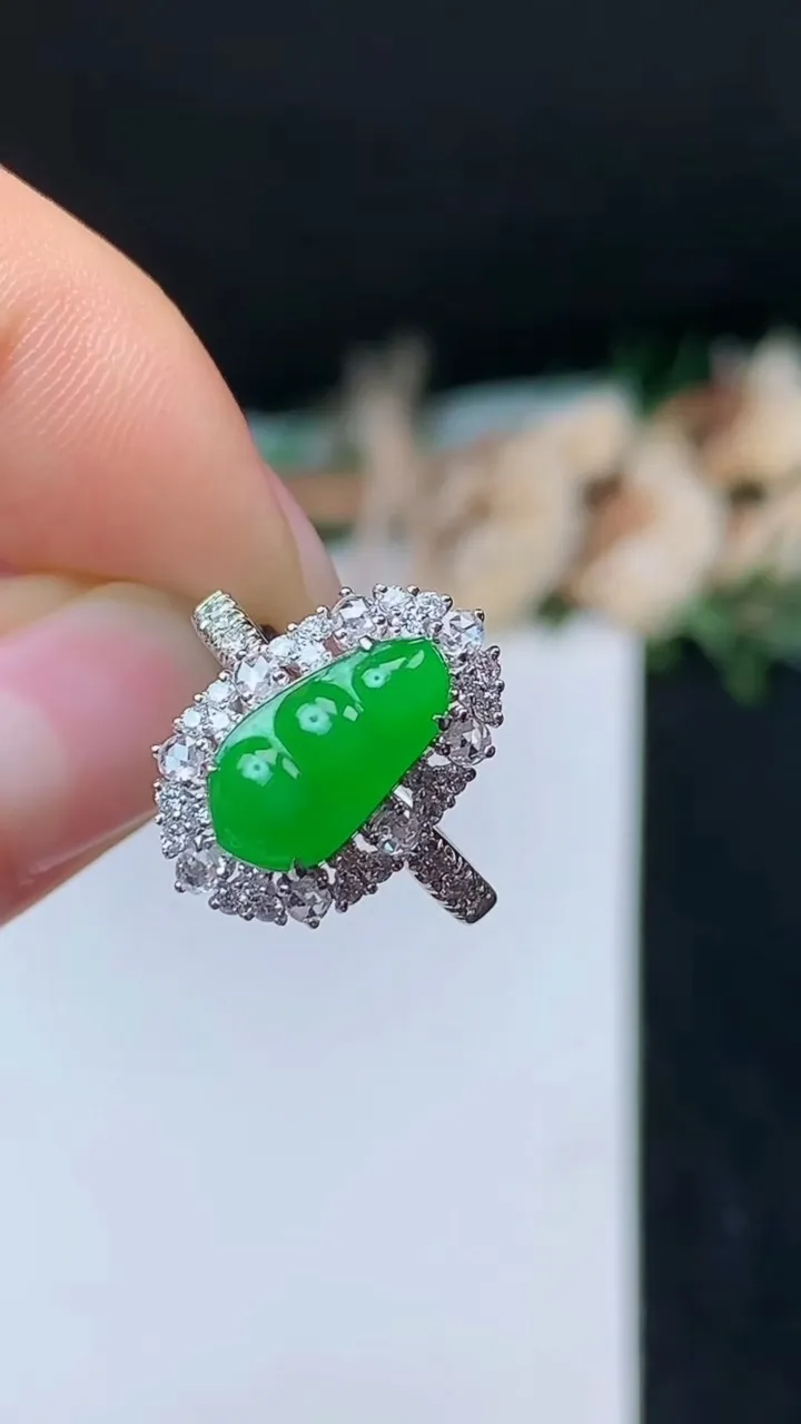 天然A货翡翠福豆戒指，尺寸17.2-11.8-6.5，重量:2.75g2025年10月31日
工厂直销收藏佳品,种好水足，色泽均匀，有种有色，上手高大气！