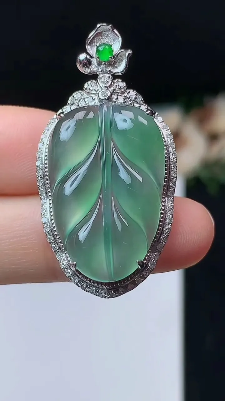 天然A货翡翠金枝玉叶 叶子吊坠，尺寸39.8-20.6-8.2，裸石25.6-16.7，重量:5.2