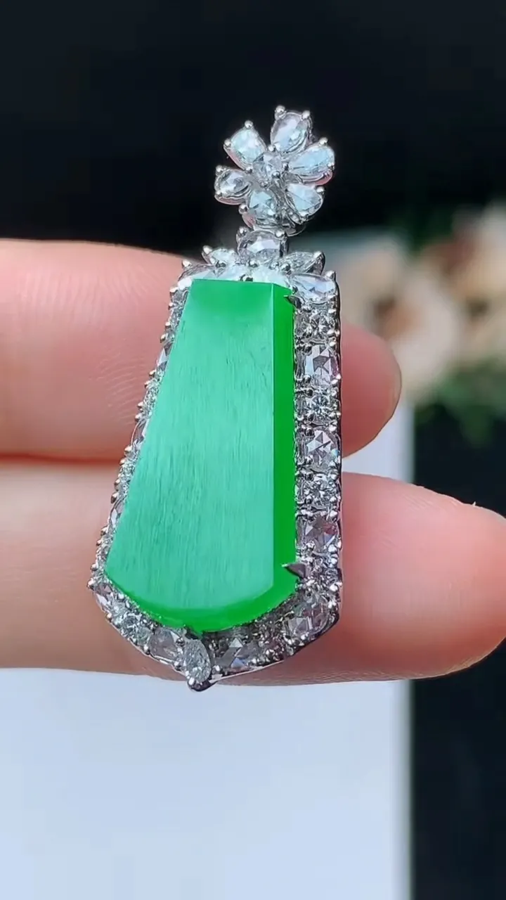 天然A货翡翠无事牌吊坠，尺寸34.6-14.8-8.3，裸石19.7-10.3，重量:5.04g
10月31日