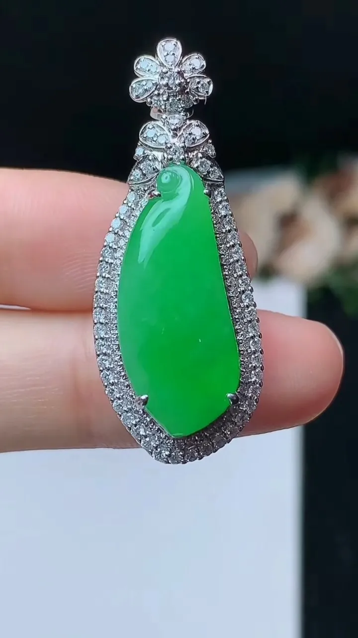 天然A货翡翠福瓜吊坠，尺寸38.3-14.8-10.2，裸石23.8-9.9，重量:8.00g
10