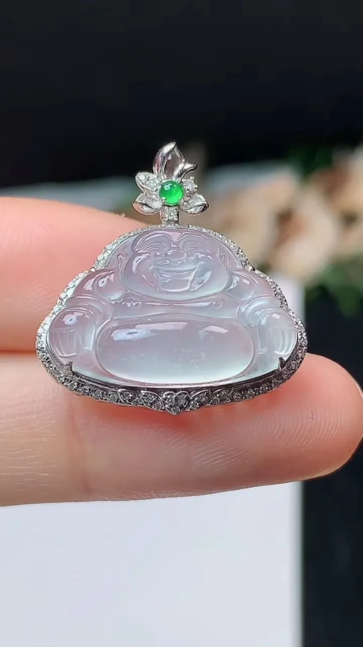 天然A货翡翠白冰佛公吊坠，尺寸23.2-22.4-8.4，裸石13.3-20，重量:3.12g
10