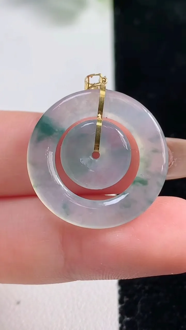 天然A货翡翠种飘花母子平安环吊坠，尺寸23.3-2.7，重量:3.06g
10月31日