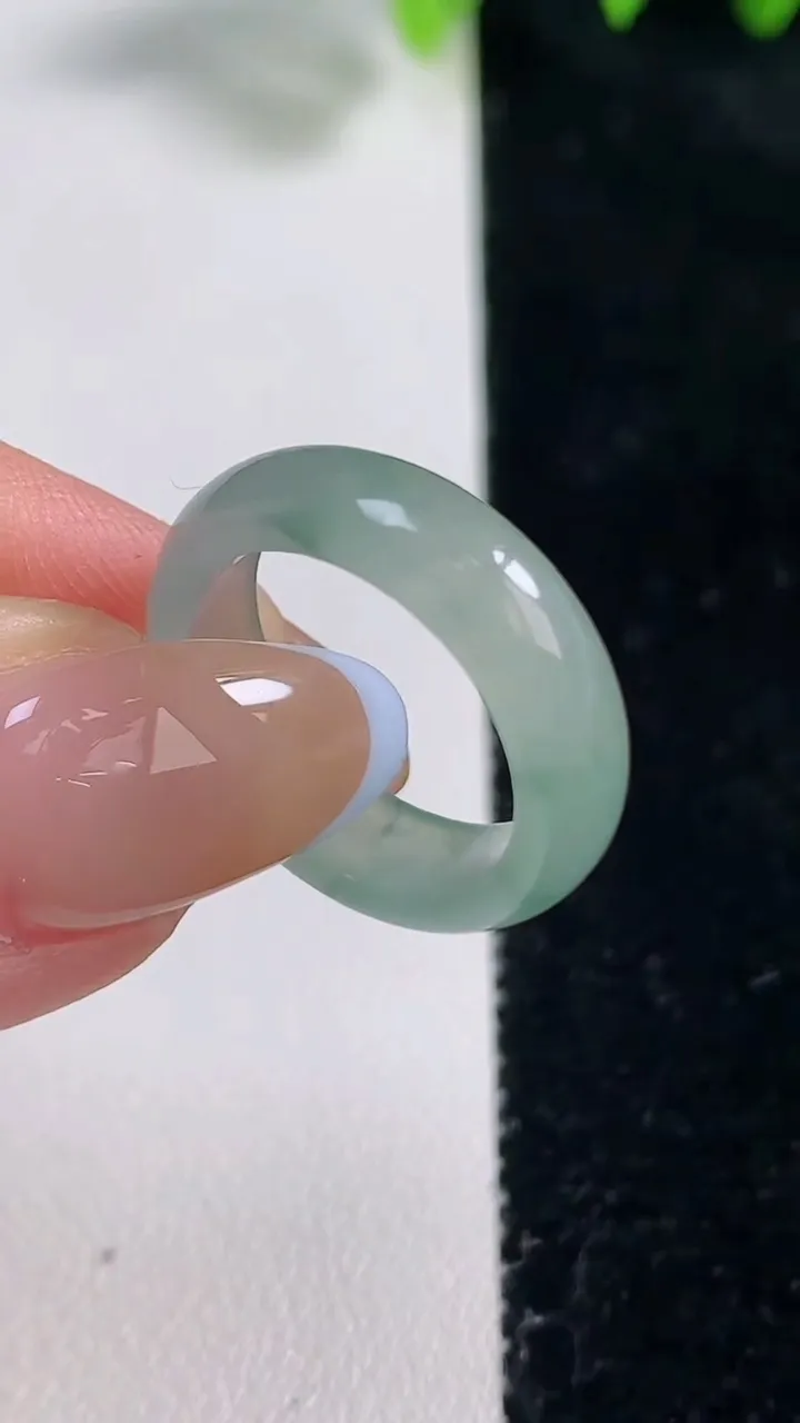 天然A货翡翠冰种飘花指环戒指，尺寸16.5-5.3-2.6，重量:3.04g2025年10月31日
工厂直销收藏佳品,种好水足，色泽均匀，有种有色，上手高大气！