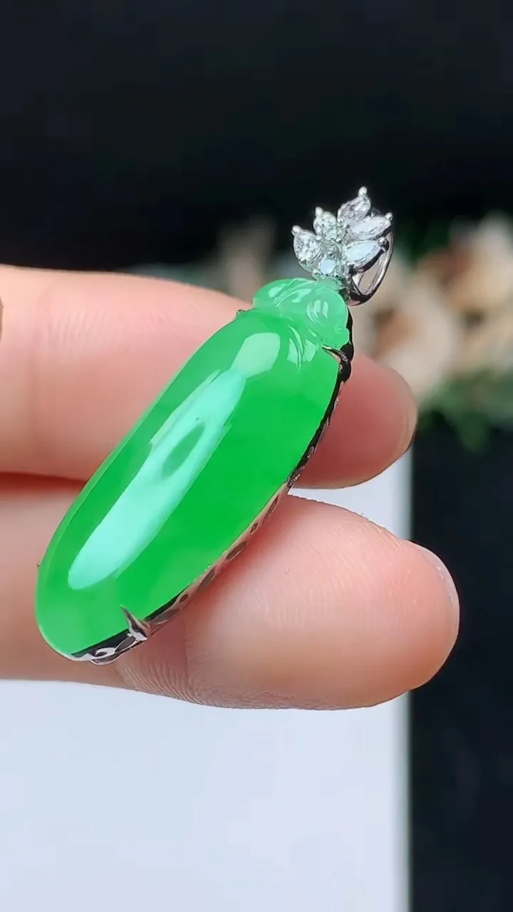 天然A货翡翠福瓜吊坠，尺寸26.9-10.6-7.7，重量:5.72g
10月31日