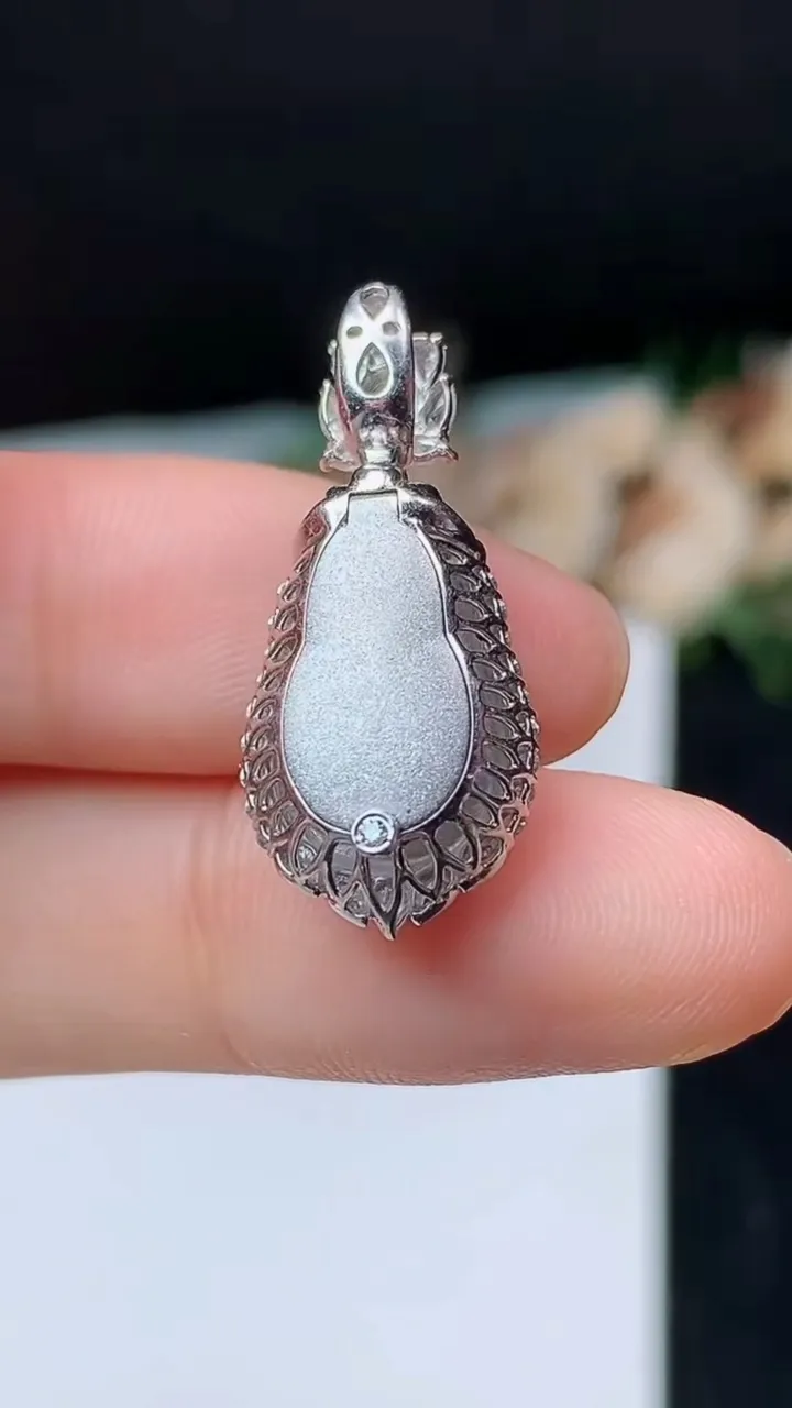 天然A货翡翠葫芦吊坠，尺寸26.9-11.7-8.6，裸石13.5-8.7，重量:3.52g
10月31日