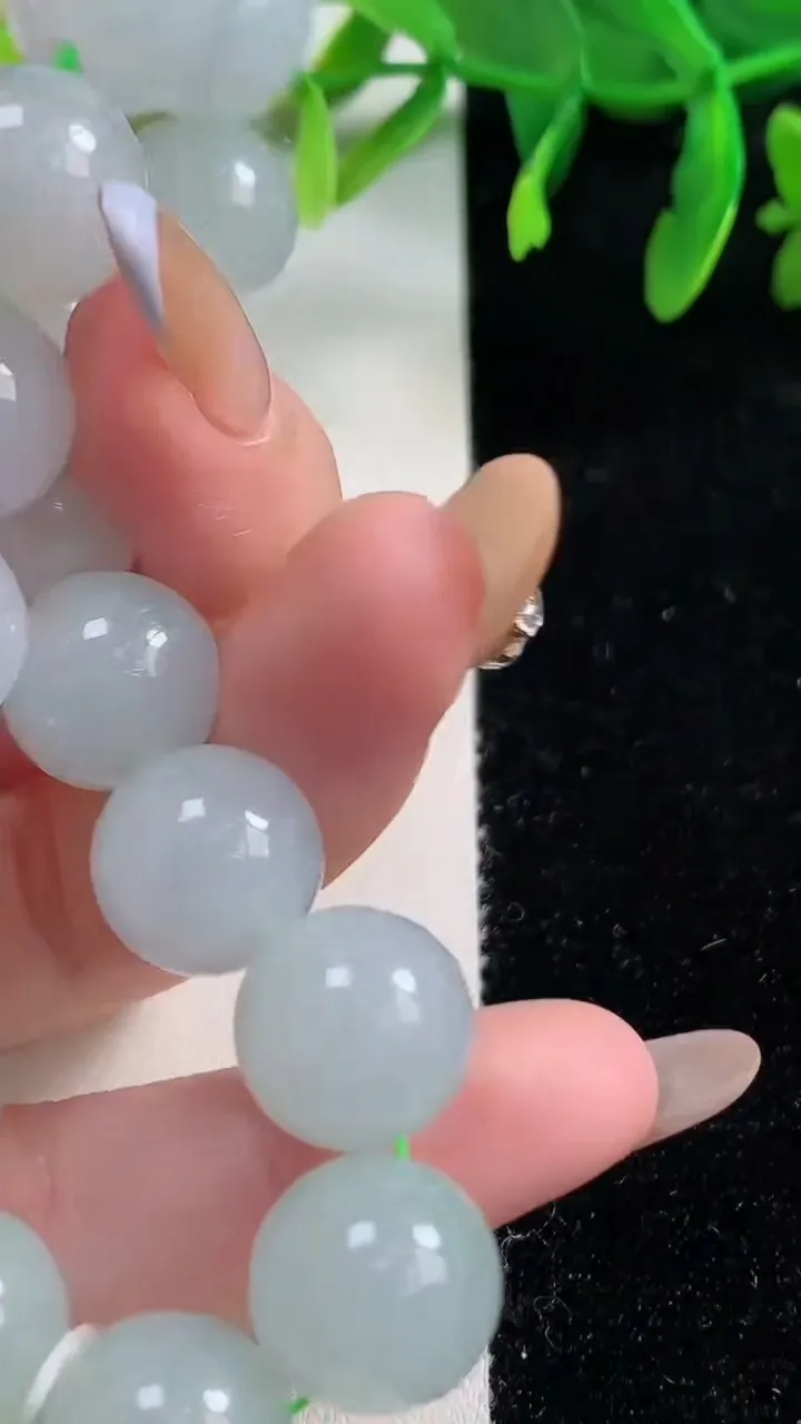 天然A货翡翠圆珠手串，尺寸12.4-16颗，重量:53.30g10月31日
工厂直销收藏佳品,种好水足，色泽均匀，有种有色，上手高大气！